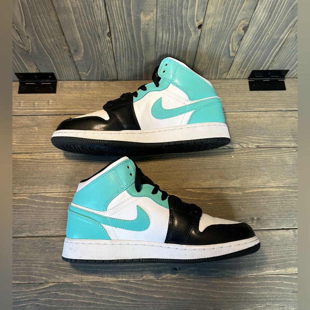 Jordan 1 mid, size 6Y (7.5 in women’s sizing) - Picture 2 of 6
